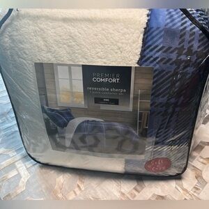 King size Velvet Reversible Sherpa Comforter Set - Blue and White - NEW